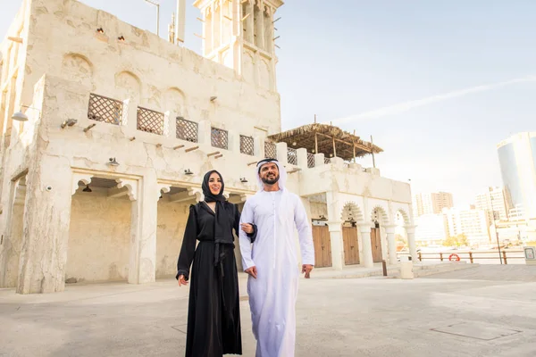 Pareja Árabe Con Vestido Emiratos Tradicionales Citas Aire Libre Feliz — Foto de Stock