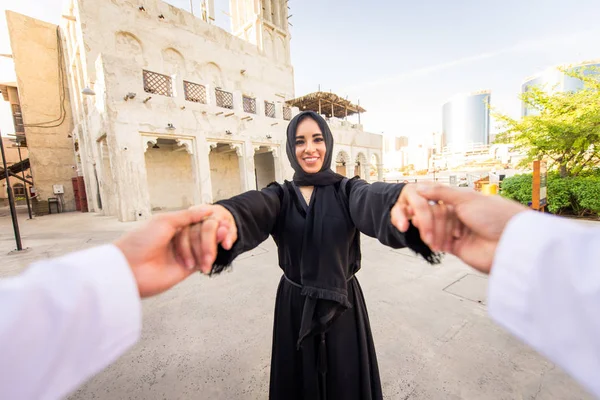 Coppia Araba Con Abito Tradizionale Emirati Incontri All Aperto Felice — Foto Stock