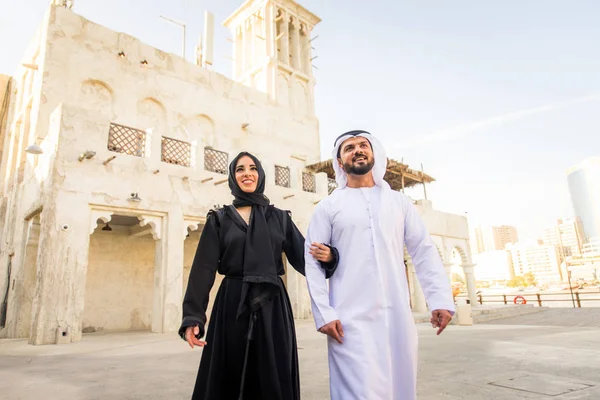 Couple Arabe Avec Robe Émirats Traditionnels Datant Plein Air Heureux — Photo