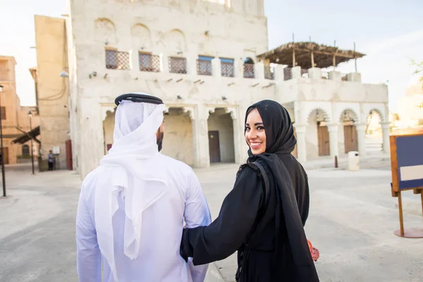 Pareja Árabe Con Vestido Emiratos Tradicionales Citas Aire Libre Feliz — Foto de Stock