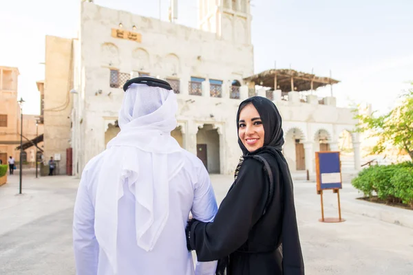 Couple Arabe Avec Robe Émirats Traditionnels Datant Plein Air Heureux — Photo