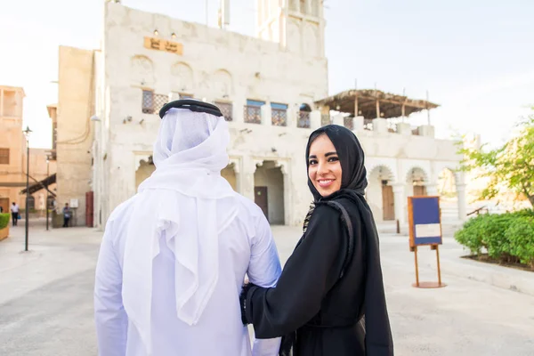 Arabský Pár Tradiční Emirates Šaty Seznamka Venku Šťastný Střední Východní — Stock fotografie