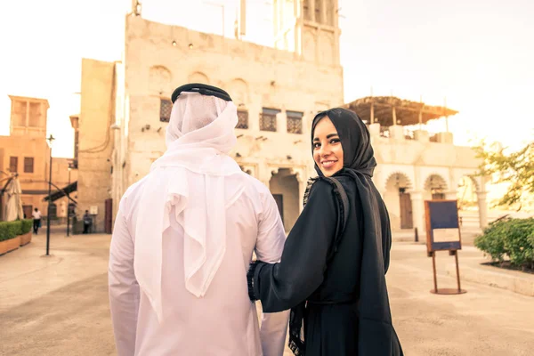 Casal Árabe Com Vestido Emirados Tradicionais Namoro Livre Casal Feliz — Fotografia de Stock