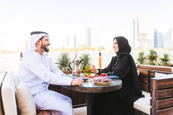 Casal Árabe Com Vestido Emirados Tradicionais Namoro Livre Casal Feliz — Fotografia de Stock