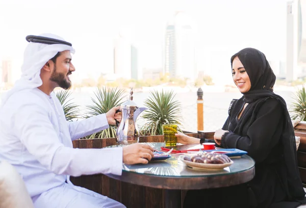 Pareja Árabe Con Vestido Emiratos Tradicionales Citas Aire Libre Feliz —  Fotos de Stock