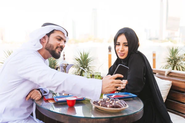 Arabský Pár Tradiční Emirates Šaty Seznamka Venku Šťastný Střední Východní — Stock fotografie