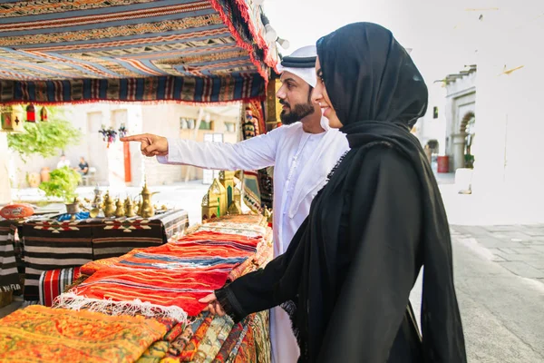 Pareja Árabe Con Vestido Emiratos Tradicionales Citas Aire Libre Feliz — Foto de Stock