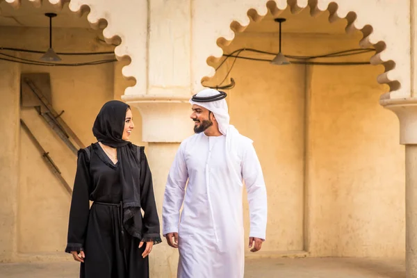 Pareja Árabe Con Vestido Emiratos Tradicionales Citas Aire Libre Feliz — Foto de Stock