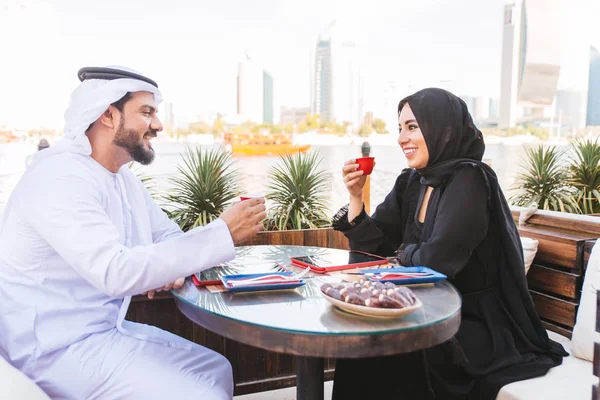 Pareja Árabe Con Vestido Emiratos Tradicionales Citas Aire Libre Feliz —  Fotos de Stock