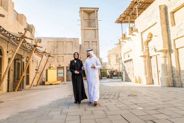 Pareja Árabe Con Vestido Emiratos Tradicionales Citas Aire Libre Feliz — Foto de Stock