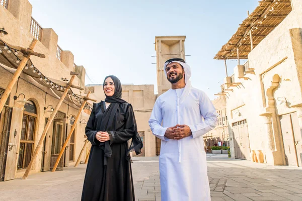 Arabský Pár Tradiční Emirates Šaty Seznamka Venku Šťastný Střední Východní — Stock fotografie