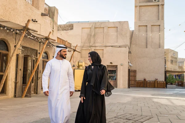 Pareja Árabe Con Vestido Emiratos Tradicionales Citas Aire Libre Feliz — Foto de Stock