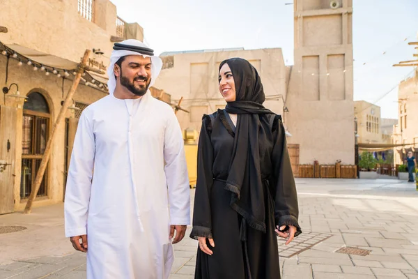 Pasangan Arab Dengan Emirat Tradisional Berpacaran Luar Ruangan Pasangan Bahagia — Stok Foto