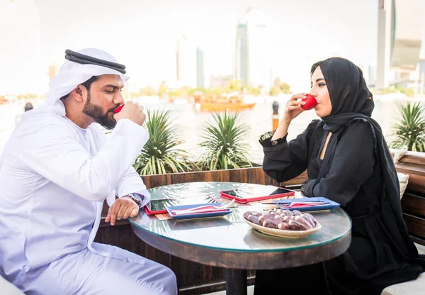 Casal Árabe Com Vestido Emirados Tradicionais Namoro Livre Casal Feliz — Fotografia de Stock