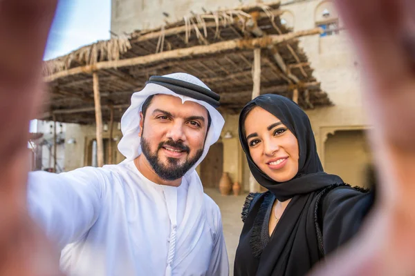Dating Açık Havada Elbise Ile Geleneksel Emirlikleri Arap Çift Mutlu — Stok fotoğraf