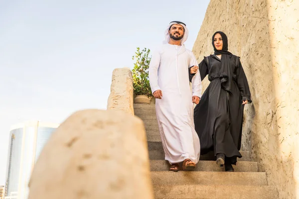Couple Arabe Avec Robe Émirats Traditionnels Datant Plein Air Heureux — Photo