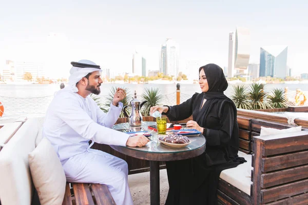 Pareja Árabe Con Vestido Emiratos Tradicionales Citas Aire Libre Feliz —  Fotos de Stock