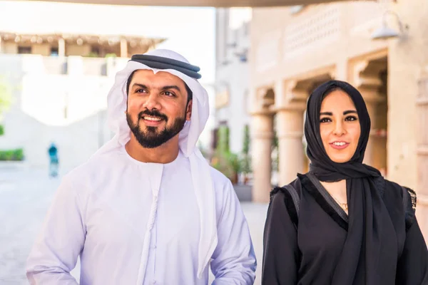 Pareja Árabe Con Vestido Emiratos Tradicionales Citas Aire Libre Feliz — Foto de Stock