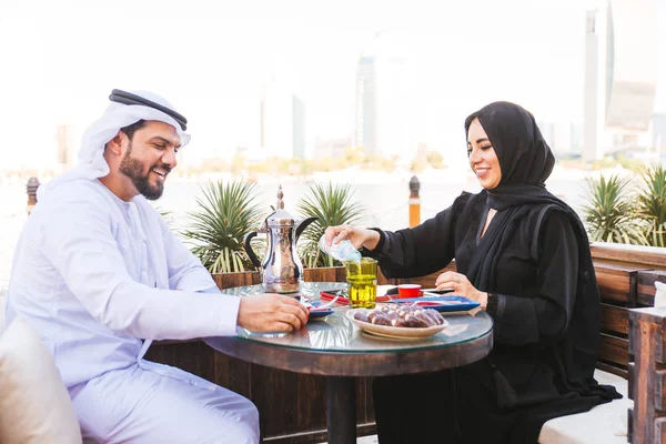 Pareja Árabe Con Vestido Emiratos Tradicionales Citas Aire Libre Feliz —  Fotos de Stock