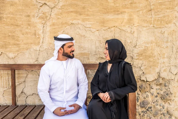 阿拉伯夫妇与传统的酋长国礼服约会户外 快乐的中东夫妇有乐趣 — 图库照片