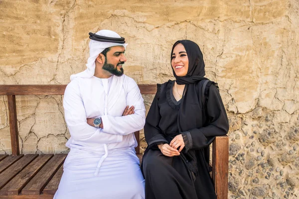 伝統的なエミレーツ航空アラビアン カップル ドレス屋外デート 幸せな中東のカップルが楽しんで — ストック写真