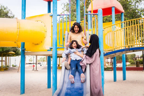Lyckliga Arabian Familjen Roligt Dubai Mamma Tillsammans Med Döttrarna Park — Stockfoto