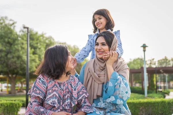 Щасливі Аравійська Сім Веселилися Дубаї Мама Разом Дочки Парку — стокове фото