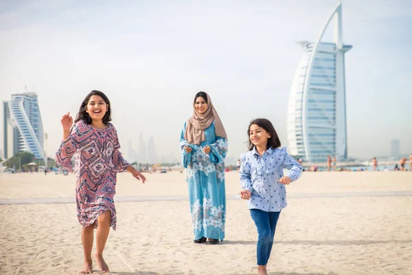 Gelukkige Arabische Familie Plezier Dubai Moeder Samen Met Haar Dochters — Stockfoto