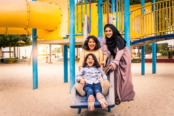 Keluarga Arabian Yang Bahagia Bersenang Senang Dubai Ibu Bersama Anak — Stok Foto