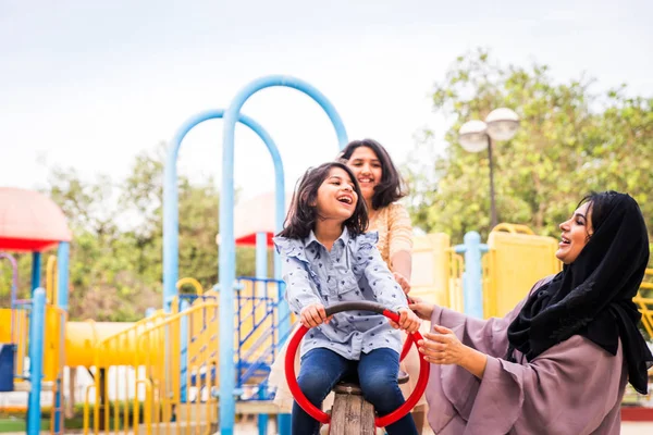 ドバイ 公園遊び場で彼女の娘と一緒にお母さんに楽しんで幸せなアラビア家族 — ストック写真