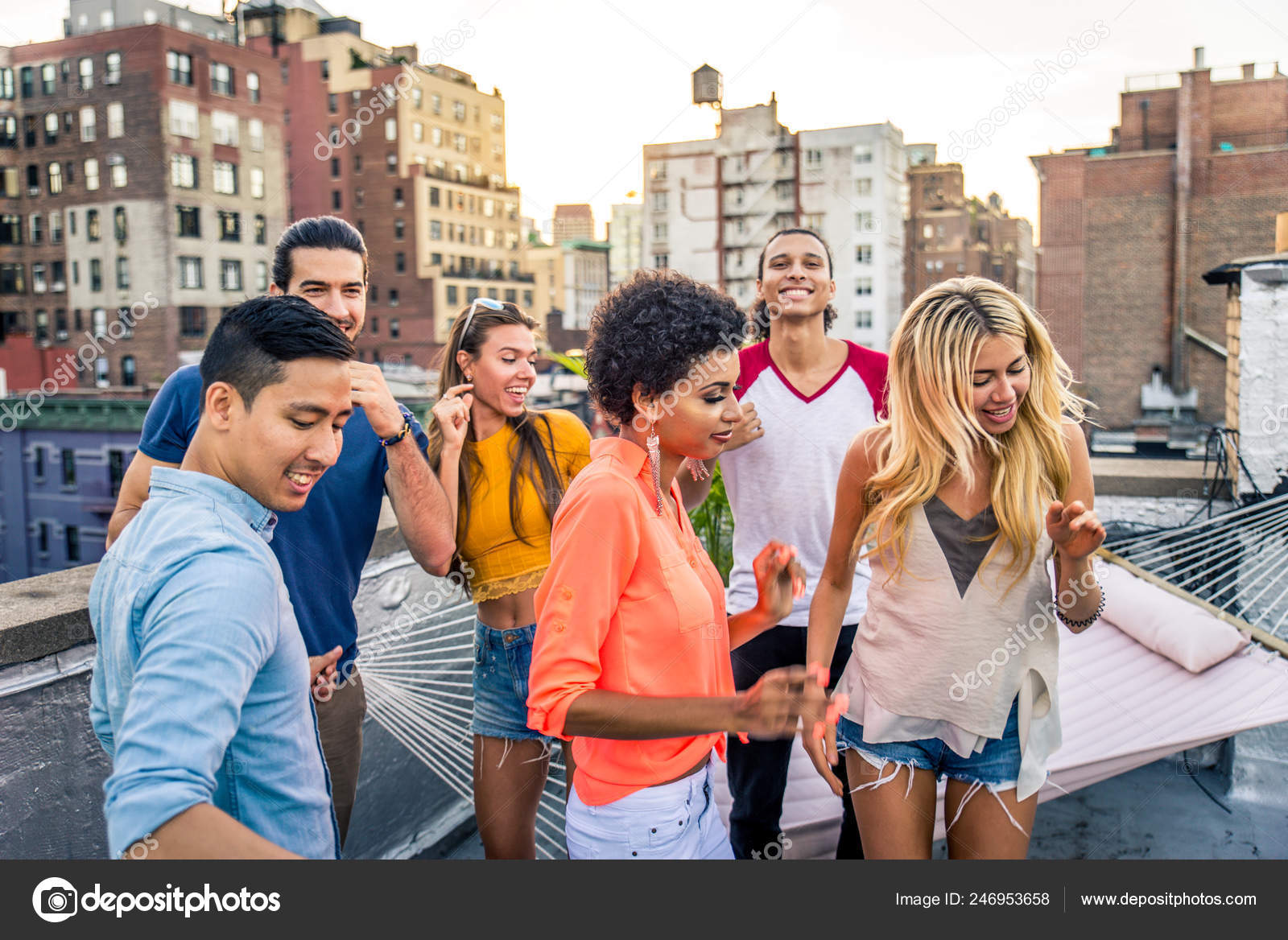 Jovens Felizes Tendo Jantar Churrasco Telhado Nova York Grupo Amigos Stock Photo C Oneinchpunch 246953658