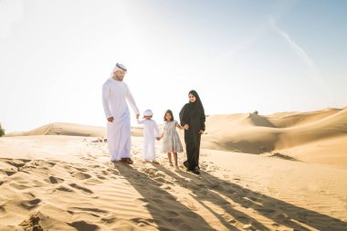 Çölde - ebeveynler ve Dubai desrt tatil kutlayan çocuklar eğleniyor çocuklarla Arap aile