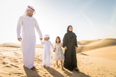 Çölde - ebeveynler ve Dubai desrt tatil kutlayan çocuklar eğleniyor çocuklarla Arap aile