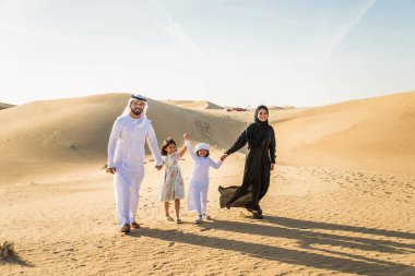 Çölde - ebeveynler ve Dubai desrt tatil kutlayan çocuklar eğleniyor çocuklarla Arap aile