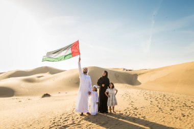 Çölde - ebeveynler ve Dubai desrt tatil kutlayan çocuklar eğleniyor çocuklarla Arap aile