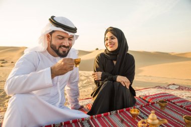 Çölde - ebeveynler ve Dubai desrt tatil kutlayan çocuklar eğleniyor çocuklarla Arap aile