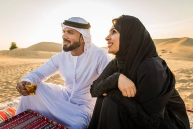Çölde - ebeveynler ve Dubai desrt tatil kutlayan çocuklar eğleniyor çocuklarla Arap aile