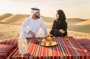 Çölde - ebeveynler ve Dubai desrt tatil kutlayan çocuklar eğleniyor çocuklarla Arap aile
