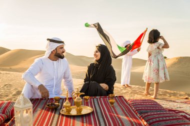 Çölde - ebeveynler ve Dubai desrt tatil kutlayan çocuklar eğleniyor çocuklarla Arap aile