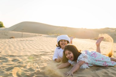 Çölde - ebeveynler ve Dubai desrt tatil kutlayan çocuklar eğleniyor çocuklarla Arap aile