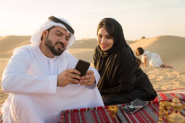 Çölde - ebeveynler ve Dubai desrt tatil kutlayan çocuklar eğleniyor çocuklarla Arap aile