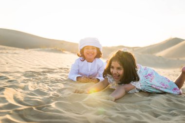 Çölde - ebeveynler ve Dubai desrt tatil kutlayan çocuklar eğleniyor çocuklarla Arap aile