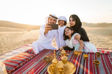 Çölde - ebeveynler ve Dubai desrt tatil kutlayan çocuklar eğleniyor çocuklarla Arap aile