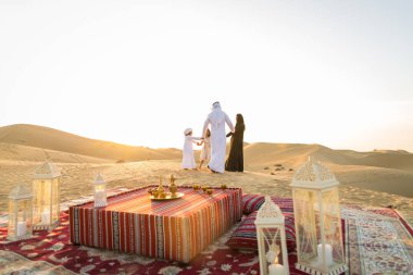 Çölde - ebeveynler ve Dubai desrt tatil kutlayan çocuklar eğleniyor çocuklarla Arap aile