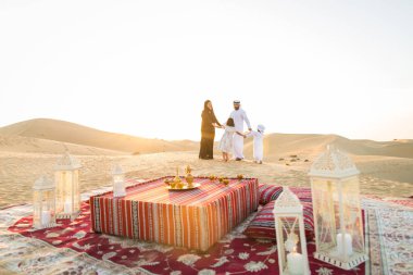 Çölde - ebeveynler ve Dubai desrt tatil kutlayan çocuklar eğleniyor çocuklarla Arap aile