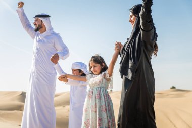 Çölde - ebeveynler ve Dubai desrt tatil kutlayan çocuklar eğleniyor çocuklarla Arap aile