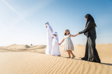 Çölde - ebeveynler ve Dubai desrt tatil kutlayan çocuklar eğleniyor çocuklarla Arap aile