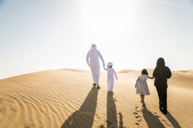 Çölde - ebeveynler ve Dubai desrt tatil kutlayan çocuklar eğleniyor çocuklarla Arap aile