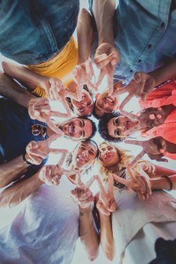 Mutlu gençler New York - parti ve eğlenerek arkadaş grubu bir çatıda bir barbekü akşam yemeği