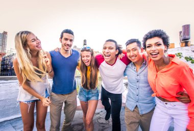 Mutlu gençler New York - parti ve eğlenerek arkadaş grubu bir çatıda bir barbekü akşam yemeği